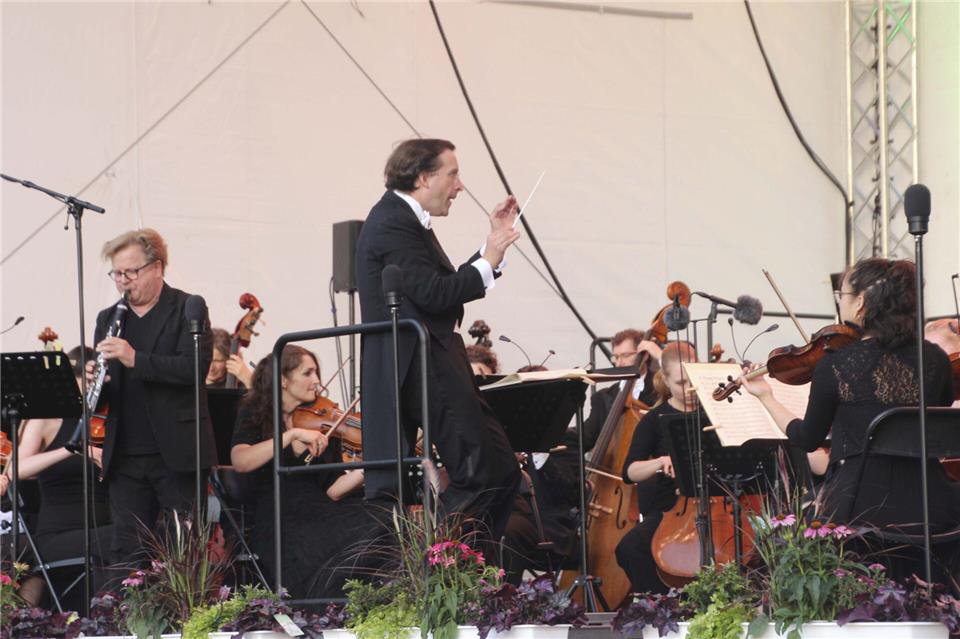 Wenzel Fuchs (l.) und die Festivalphilharmonie Westfalen unter Leitung von Michael Zlabinger haben die Reihe der Raesfelder Konzerte eröffnet.