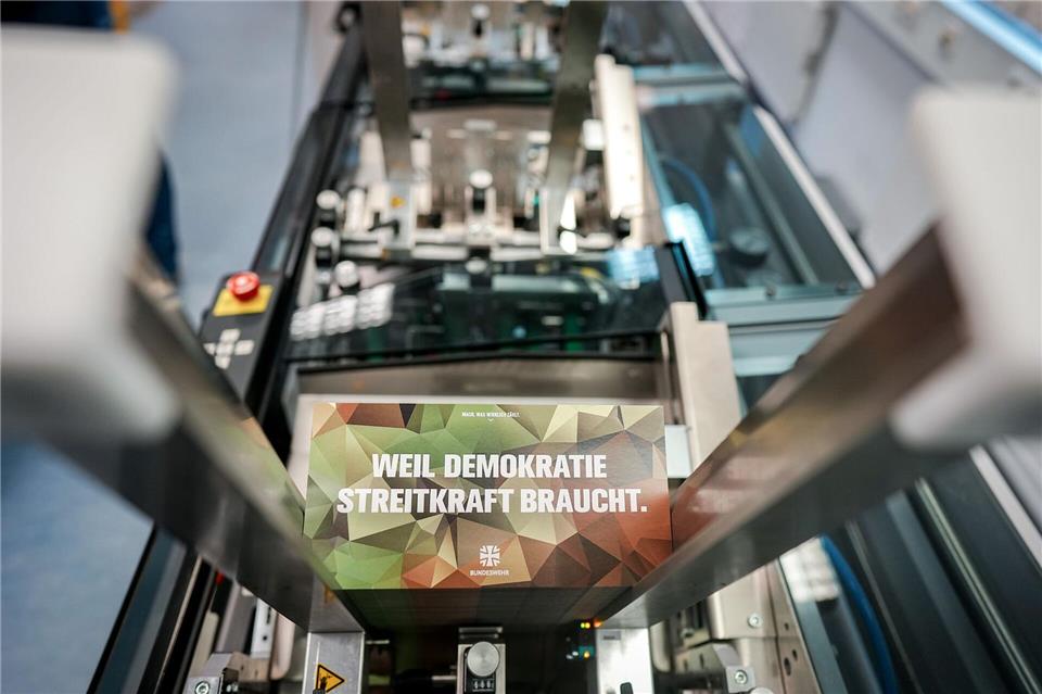 Wer 18 wird, bekommt von nun an den Fragebogen der Bundeswehr zugeschickt.Kay Nietfeld/dpa