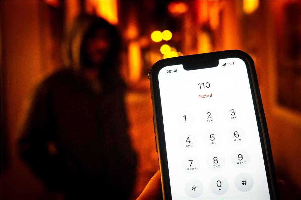Wer Angst hat, kann die Polizei oder das Heimwegtelefon anrufen. (Symbolbild)Sina Schuldt/dpa