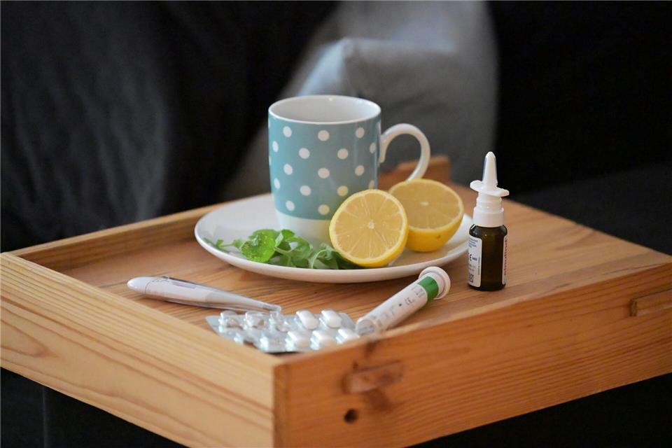 Deutlich mehr Menschen haben Covid Wer Corona hat, sollte am besten so lange zu Hause bleiben, bis die Krankheitszeichen sich deutlich verbessert haben. (Symbolbild)Malin Wunderlich/dpa