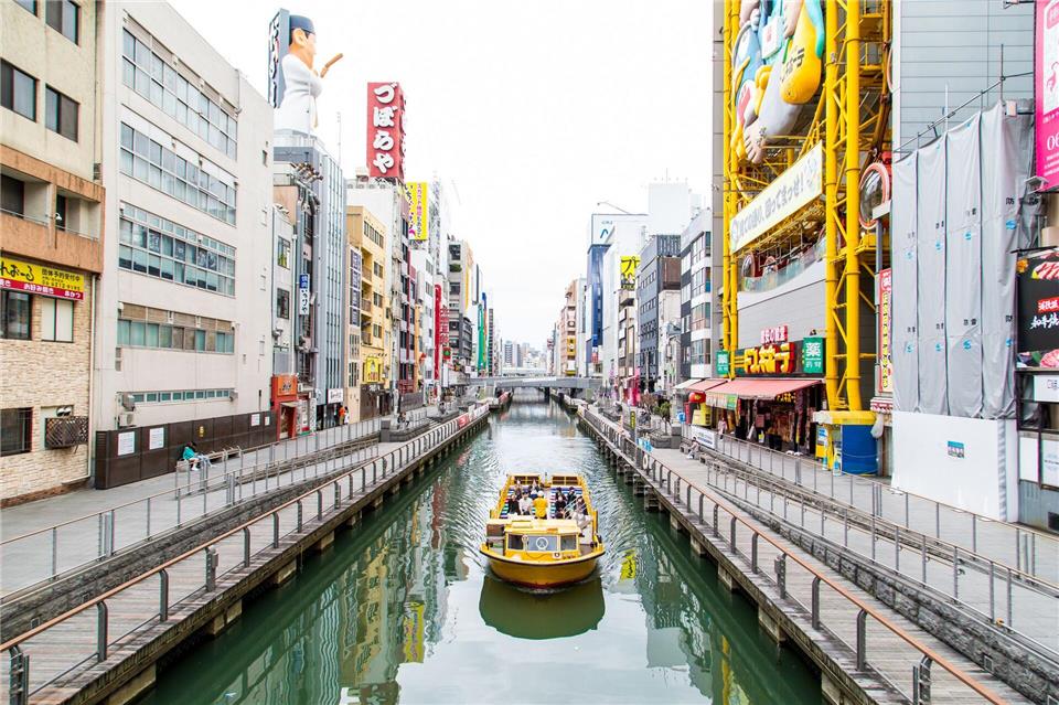 Wer Dotonbori von einer beschaulicheren Seite erleben möchte, macht einen Trip mit einem der Ausflugsboote auf dem gleichnamigen Kanal.Osaka Convention & Tourism Bureau/dpa-tmn