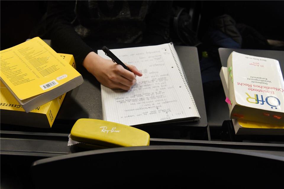 Wer Jura studieren will, muss bereit sein zu büffeln. (Symbolbild)Waltraud Grubitzsch/dpa