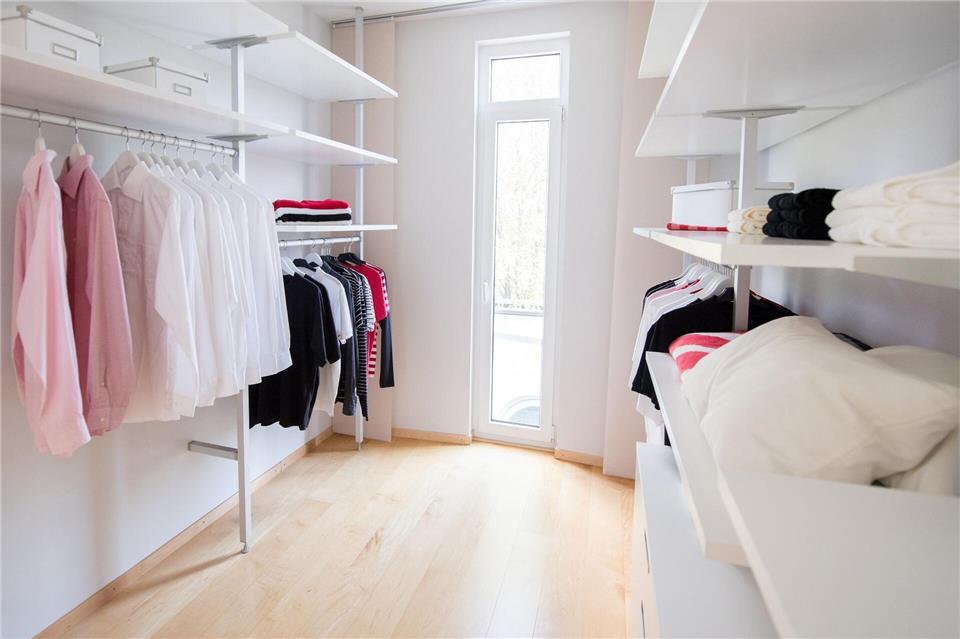 Wer Kleidung lange tragen will, sollte sie nicht nur richtig waschen, sondern auch gut lagern. Und das am besten nicht im dunklen Keller. Andrea Warnecke/dpa-tmn