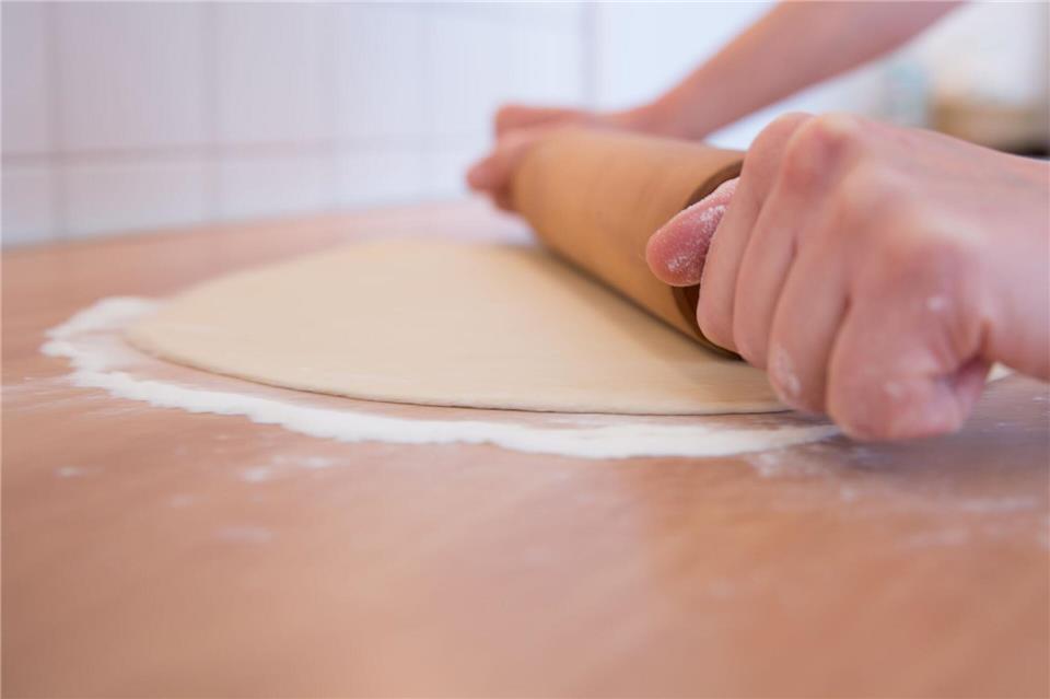 Wer Lasagne-Nudeln selbst macht, muss den Teig ganz dünn ausrollen.Florian Schuh/dpa-tmn