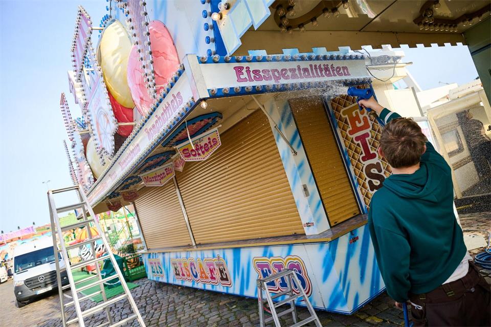 Wer Lust auf Süßes hat, kann sich ein Eis oder gebrannte Mandeln kaufen.Sina Schuldt/dpa