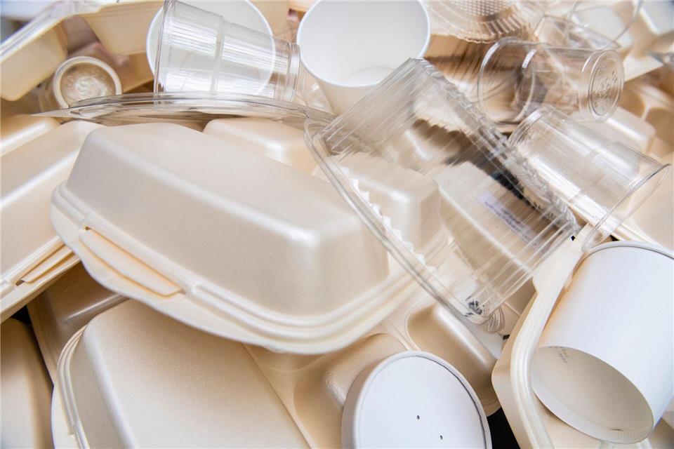 Wer Müll vermeiden will, verwendet am besten keine Einwegverpackungen und kein Einweggeschirr.picture alliance / dpa Themendienst