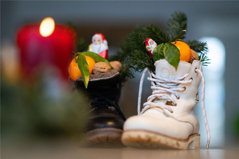 Wer Nüsse und Früchte in den Nikolausstiefel packt, kommt teilweise günstiger weg. (Symbolbild)Marijan Murat/dpa