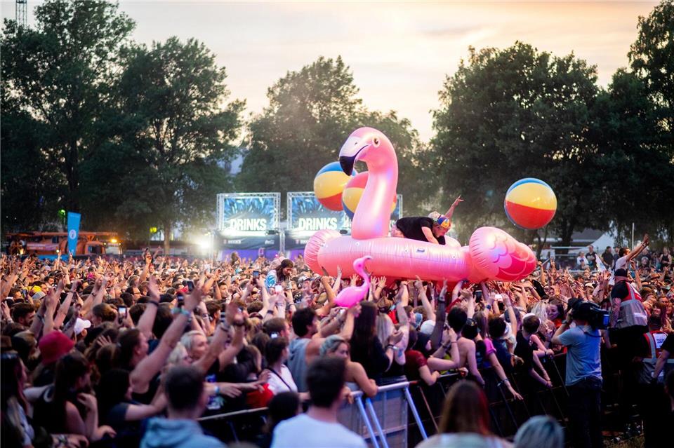 Wer Outdoor-Events in einer Gruppe besucht und sich gegenseitig im Blick behält, ist besser vor Taschendieben und anderen Gefahren geschützt.picture alliance/dpa