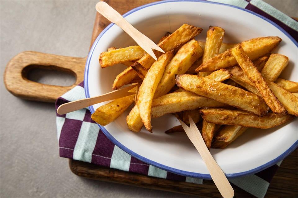 Wer Pommes selbst macht, weiß was drin ist und wird mit besonders viel Kartoffelaroma belohnt.Christin Klose/dpa-tmn