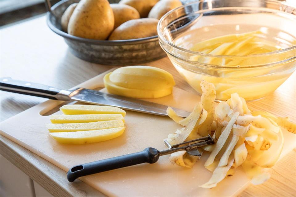 Wer Pommes zu Hause macht, sollte diese vor dem Garen wässern, um ein knuspriges Ergebnis zu bekommen. Christin Klose/dpa-tmn