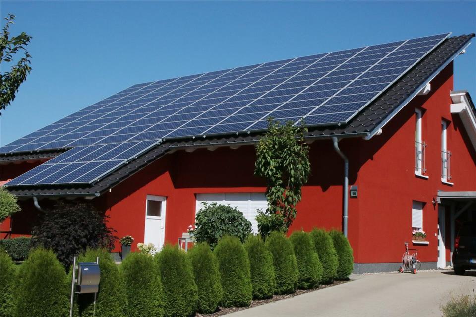 Wer Strom aus seiner Photovoltaikanlage ins Netz einspeist, kann sich über eine Einspeisevergütung freuen – vorausgesetzt, die Anlage ist korrekt angemeldet.Nestor Bachmann/dpa-tmn