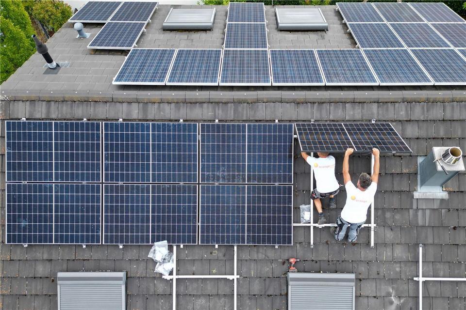 Wer Stromausfall die Sonnenenergie vom Dach nutzen will, sollte das bei der Planung der PV-Anlage mitdenken. Das ist nämlich deutlich günstiger, als die Anlage später nachrüsten zu lassen. picture alliance/dpa