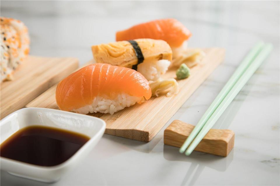 Wer Sushi selbst zubereiten möchte, sollte Fisch verwenden, der im Handel als „Sushi-Qualität“ oder „für den Rohverzehr geeignet“ angeboten wird.Christin Klose/dpa-tmn
