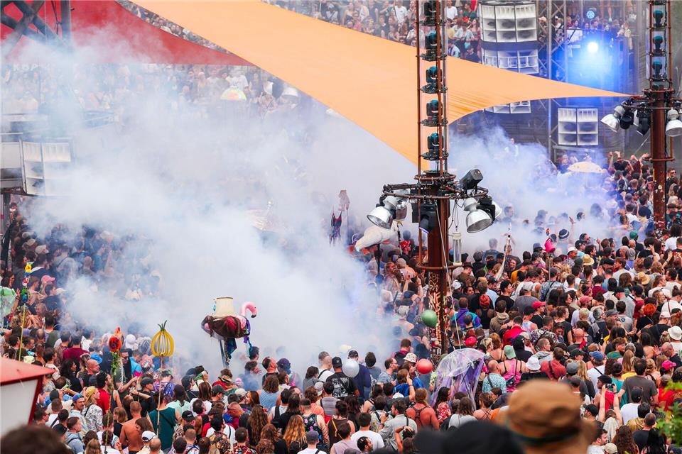 Wer Tickets für das Fusion-Festival kaufen will, kann sich im Dezember für eine Verlosung registrieren. (Archivfoto)Jens Büttner/dpa