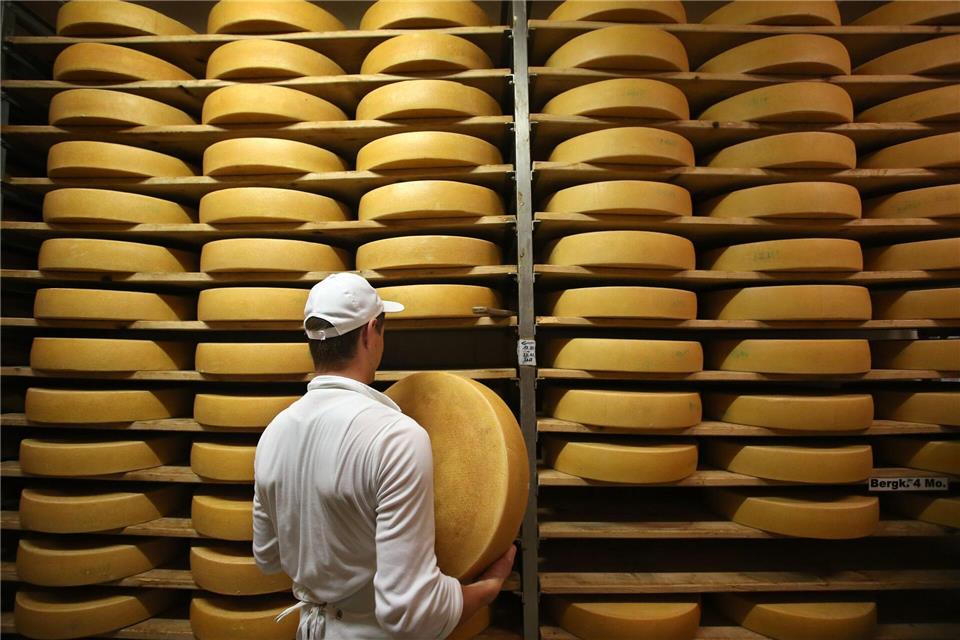 Wer Wert darauf legt, dass der Bergkäse auch tatsächlich von einer Alm kommt, sollte auf das EU-Siegel „geschützte Ursprungsbezeichnung (g. U.)“ achten.Karl-Josef Hildenbrand/dpa/dpa-tmn