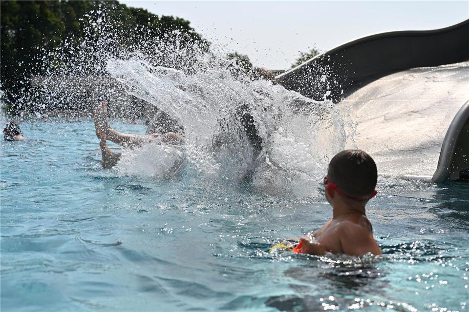 Wer Zeit hat, könnte nochmal die Chance nutzen und ins Freibad gehen - das Wetter ist noch gut.Henning Kaiser/dpa