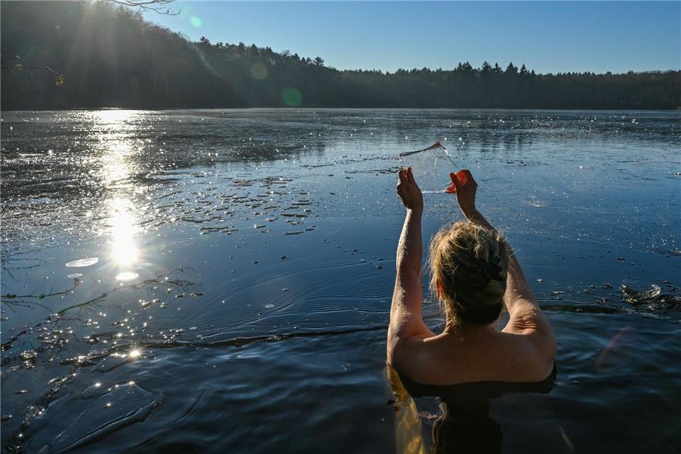 Wer als Anfänger mit dem Eisbaden beginnt, hält sich am besten nur kurz im Wasser auf und steigert sich langsam.picture alliance/dpa/dpa-Zentralbild