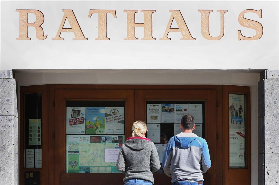 Wer als Gemeinderat bei Sitzungen stört, könnte künftig tief in die Tasche greifen müssen. (Symbolbild)Karl-Josef Hildenbrand/dpa