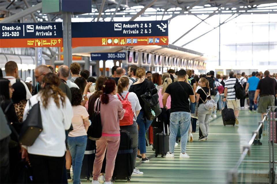 Wer am Dienstag von Köln/Bonn abfliegen will, braucht mehr Geduld als sonst. (Archivbild)Thomas Banneyer/dpa