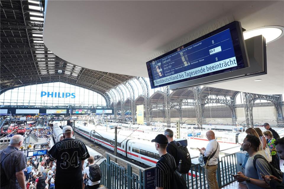 Wer am Donnerstag im Raum Hamburg eine Zugreise antreten will, muss mit Verspätungen und Abweichungen rechnen. (Archivbild)Marcus Brandt/dpa