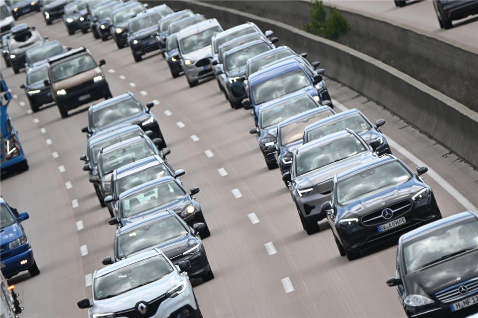 Wer am Freitag auf den Autobahnen in Niedersachsen unterwegs war, musste teils viel Geduld mitbringen. Julian Stratenschulte/dpa