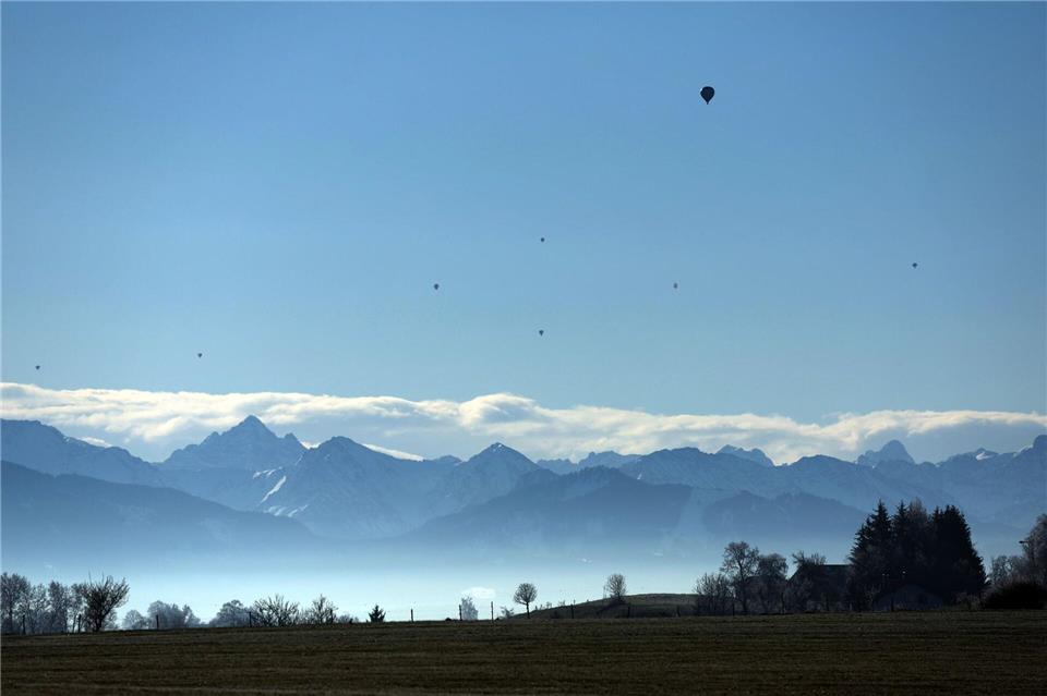 Wer am Sonntag Sonne will, sollte in die Berge fahren. (Archivbild) Karl-Josef Hildenbrand/dpa