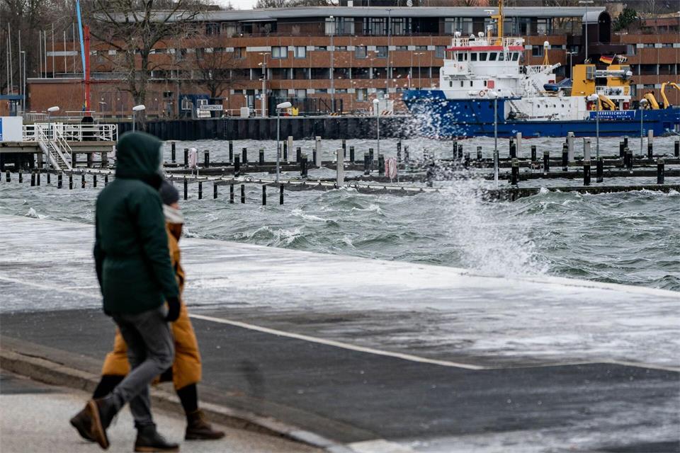 Wer am Wochenende Pläne hat, sollte den Schirm und die Regenjacke griffbereit haben. (Symbolbild)Axel Heimken/dpa