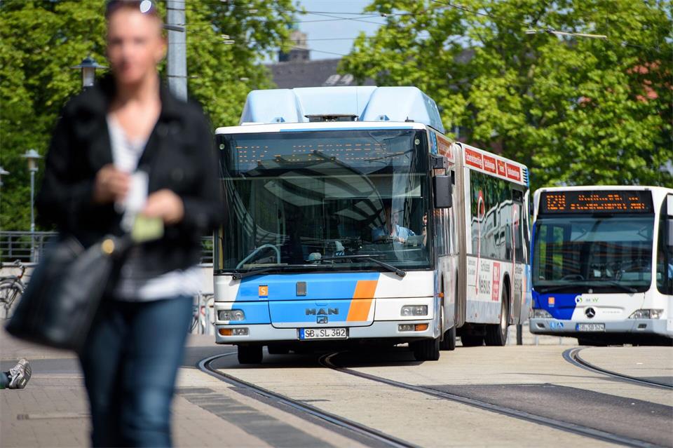 Wer an Adventssamstagen in die saarländischen Busse und Bahne einsteigt, benötigt dafür keinen Fahrschein. (Symbolbild) Oliver Dietze/dpa