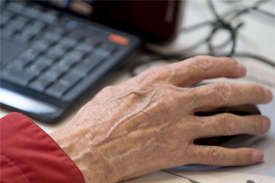 Wer auch im Alter arbeitet, soll bis zu 2.000 Euro steuerfrei verdienen können. (Symbolbild)Tim Brakemeier/dpa