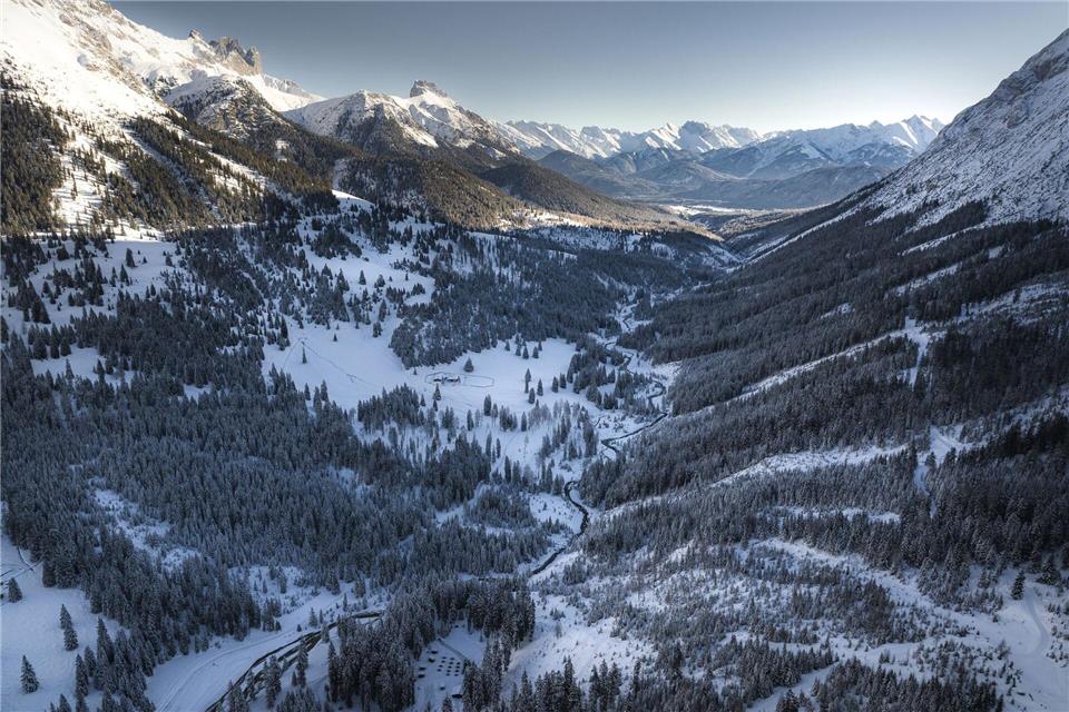 Wer auf Tirols erstem „Winterweitwanderweg“ unterwegs ist, genießt auch den Ausblick ins Gaistal Richtung Leutasch. Region Seefeld/dpa-tmn
