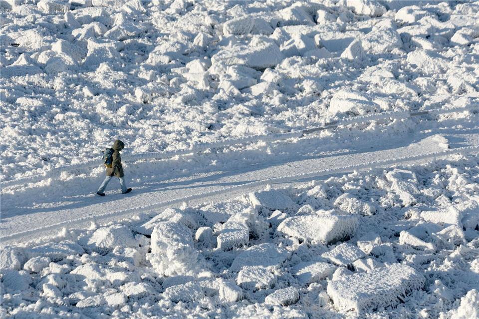Wer auf dem Brocken unterwegs ist, kann Weihnachten im Schnee genießen. Matthias Bein/dpa