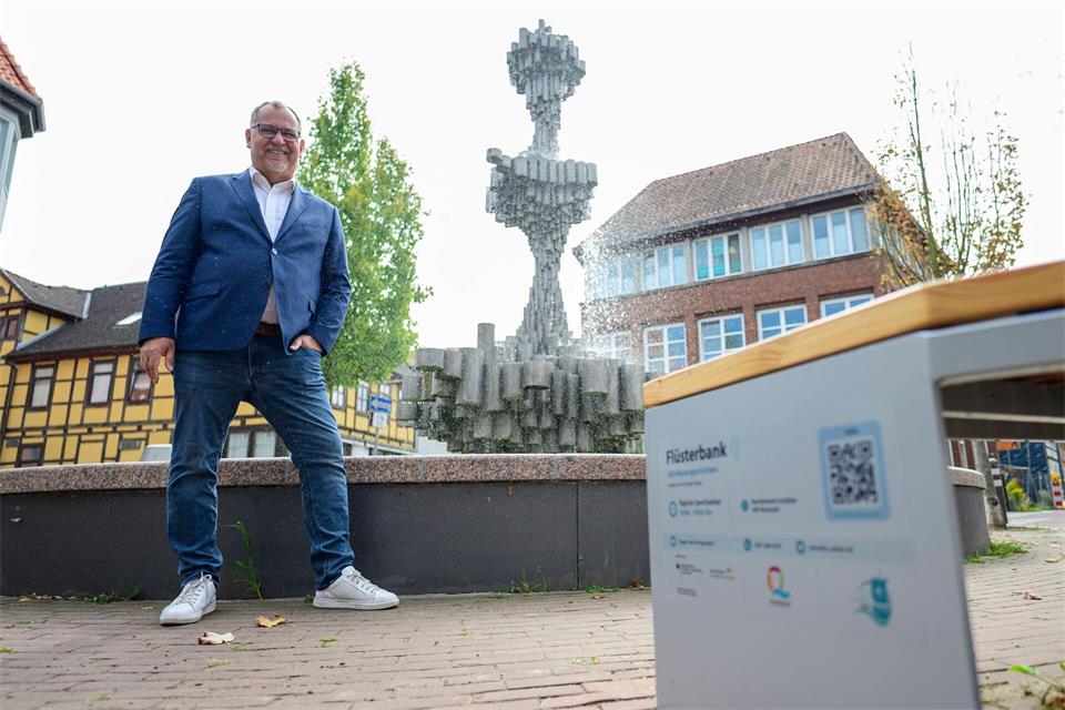Wer auf der Flüsterbank Platz nimmt, erlebt den Uelzener Brunnen aus ungewohnter Sicht – mit Geschichten, die zum Lächeln bringen. A4258 Philipp Schulze/dpa