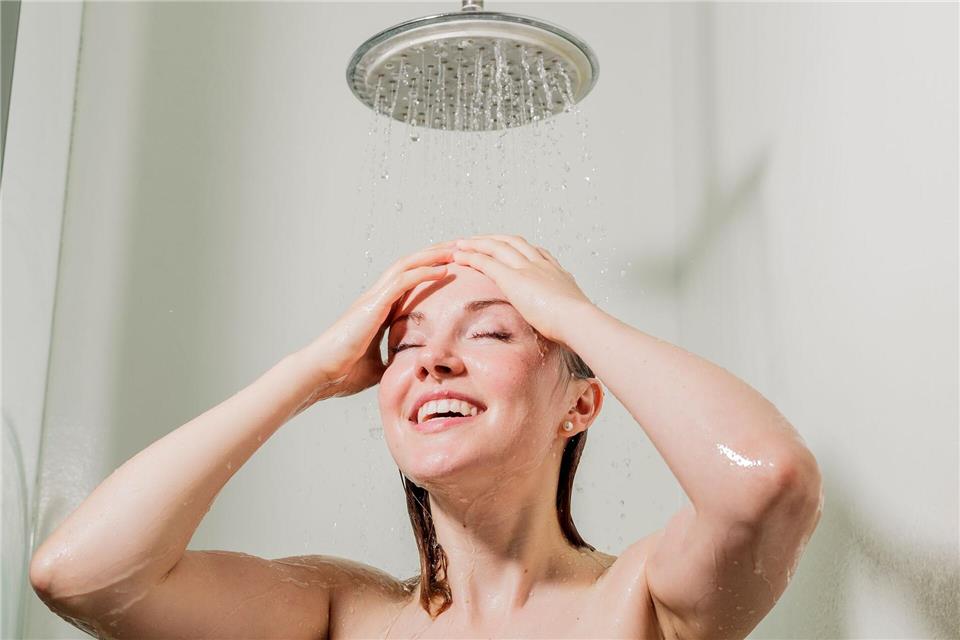 Was passiert bei Hitze im Körper? Wer bei Hitze duschen will, nimmt besser lauwarmes als kaltes Wasser - das schont den Kreislauf.Monique Wüstenhagen/dpa-tmn