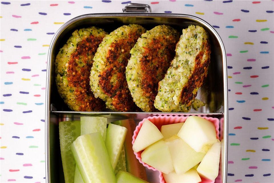 Wer beim Namen für die Quinoa-Brokkoli-Bratlinge kreativ wird, kann mit dem Inhalt bei seinem Schulkind garantiert punkten. Mona Binner/Gräfe und Unzer/dpa-tmn