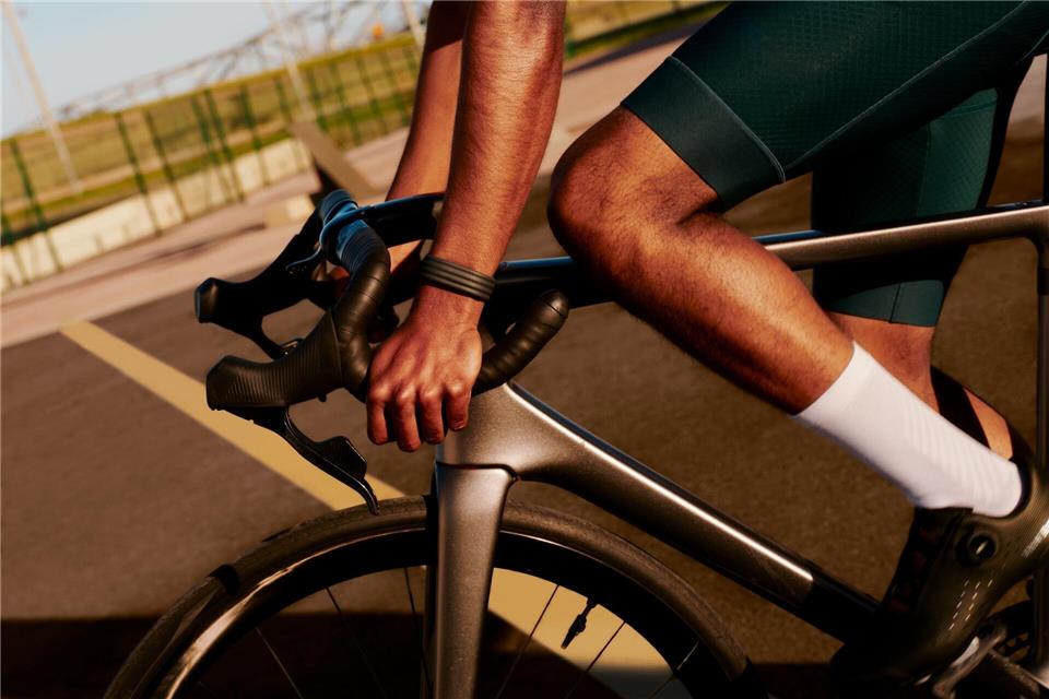 Wer beim Radfahren oder Laufen die Strecke aufzeichnen möchte, muss das Smartphone einpacken, da im Fitbit Air kein GPS-Modul steckt.-/Google/dpa-tmn