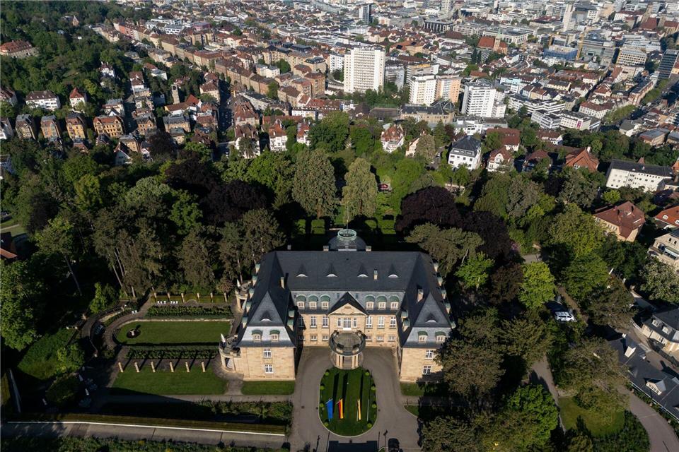 Wer bekommt hier in der Villa Reitzenstein in der kommenden Woche seine Ernennungsurkunde als Ministerin oder Minister? Marijan Murat/dpa