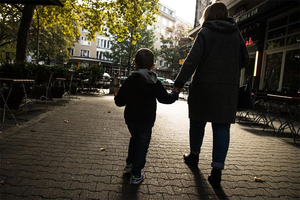 Wer betreut die Kinder? Teilen sich getrennt lebende Eltern den Aufwand, können sie auch beide von steuerlichen Vorteilen profitieren - sonst nicht.Christin Klose/dpa-tmn