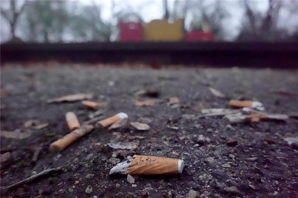 Wer dabei erwischt wird, dass er seine Zigarette auf die Straße wirft, muss künftig mindestens 100 Euro zahlen. (Archivbild)Marcus Brandt/dpa