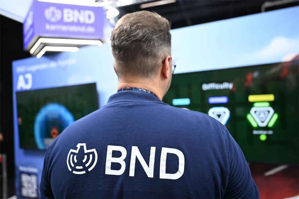 Wer dachte, Spione arbeiteten nur im Verborgenen, der wird bei der Gamescom eines Besseren belehrt: ein BND-Mitarbeiter am Messestand.Wolf von Dewitz/dpa
