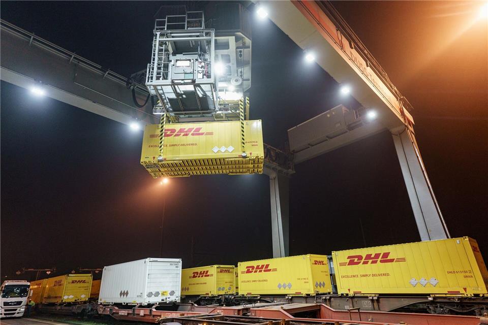 Wer darauf achtet, dass Ware aus Deutschland oder Europa kommt, trägt dazu bei, Transportwege kurzzuhalten.Axel Heimken/dpa