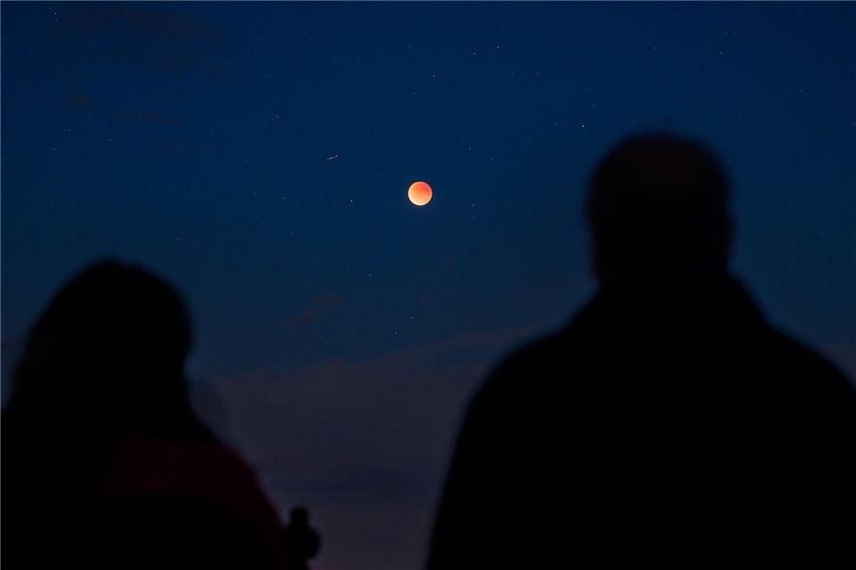 Rötliche Scheibe: Totale Mondfinsternis über Deutschland Wer das Ereignis verpasst hat, könnte am 3. März 2026 Urlaub in Amerika oder Asien einplanen.Patrick Pleul/dpa