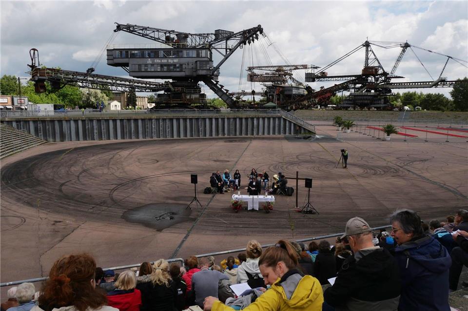 Wer den Himmelfahrtsgottesdienst auf dem Ferropolis-Gelände bei Gräfenhainichen besucht, soll eine Decke und einen Picknickkorb mitbringen. (Archivbild)Sebastian Willnow/dpa