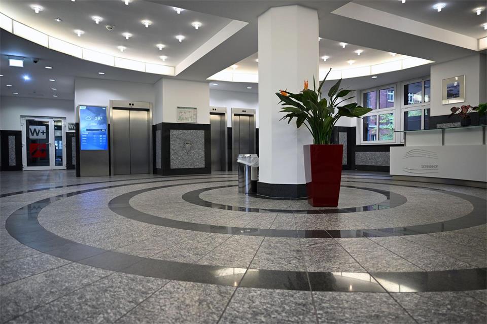 Wer den Sonninhof betritt, findet sich in einer großen runden Lobby wieder.Lilli Förter/dpa