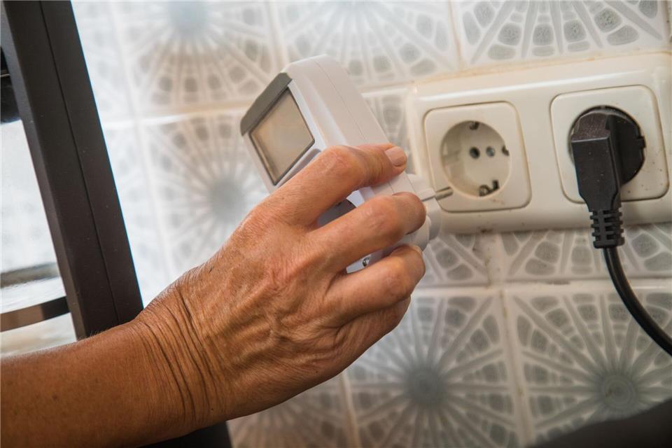Den Stromverbrauch senken - darauf kommt’s an Wer den Stromverbrauch einzelner Geräte herausfinden möchte, kann ein Strommessgerät verwenden, das einfach zwischen Steckdose und Gerät gesteckt wird.picture alliance / dpa-tmn