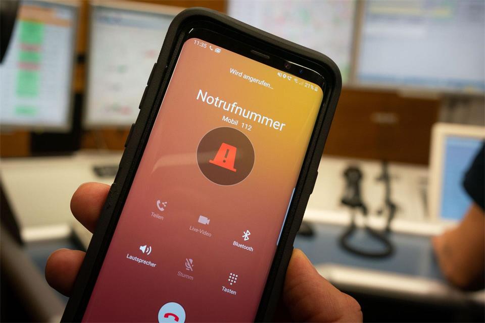 Wer die 112 wählt, kann von der Leitstelle Schritt für Schritt angeleitet werden. (Symbolbild)Frank Rumpenhorst/dpa