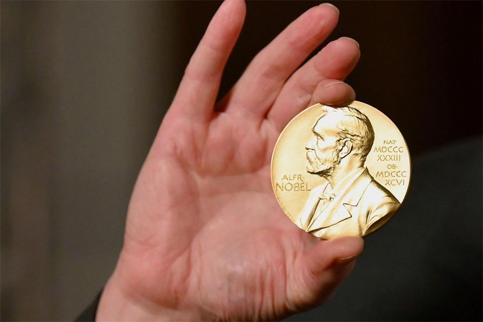 Wer die Medaille für den Medizin-Nobelpreis bekommt, wird stets als erstes im Nobelpreisreigen verkündet. (Archivbild)Angela Weiss/Pool AP/dpa