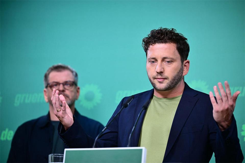 Wer die Stolpersteine aus dem Straßenbild verbannen wolle, müsse sich fragen lassen, warum die sichtbare Erinnerung an die Opfer störe, sagt Banaszak. (Archivbild)Sebastian Gollnow/dpa