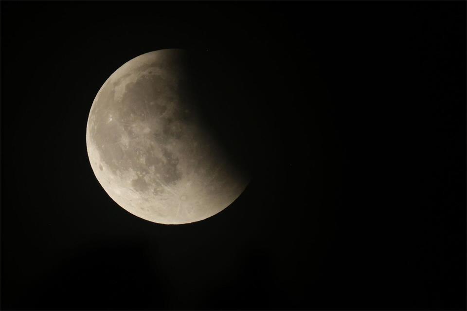 Wer die partielle Mondfinsternis sehen will, muss am Freitag früh aufstehen und auch etwas Glück haben. (Archivbild)Thomas Warnack/dpa