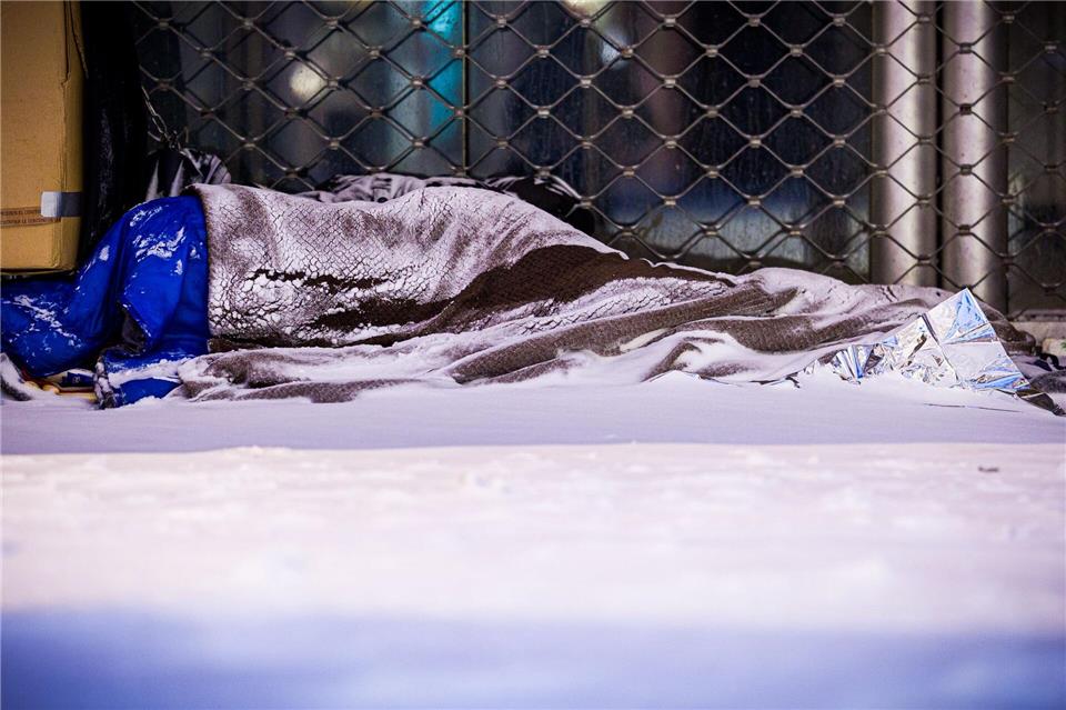Wer diesen Winter auf der Straße ausharrt, muss bei eisigen Temperaturen ums Überleben kämpfen. (Archivbild)Moritz Frankenberg/dpa