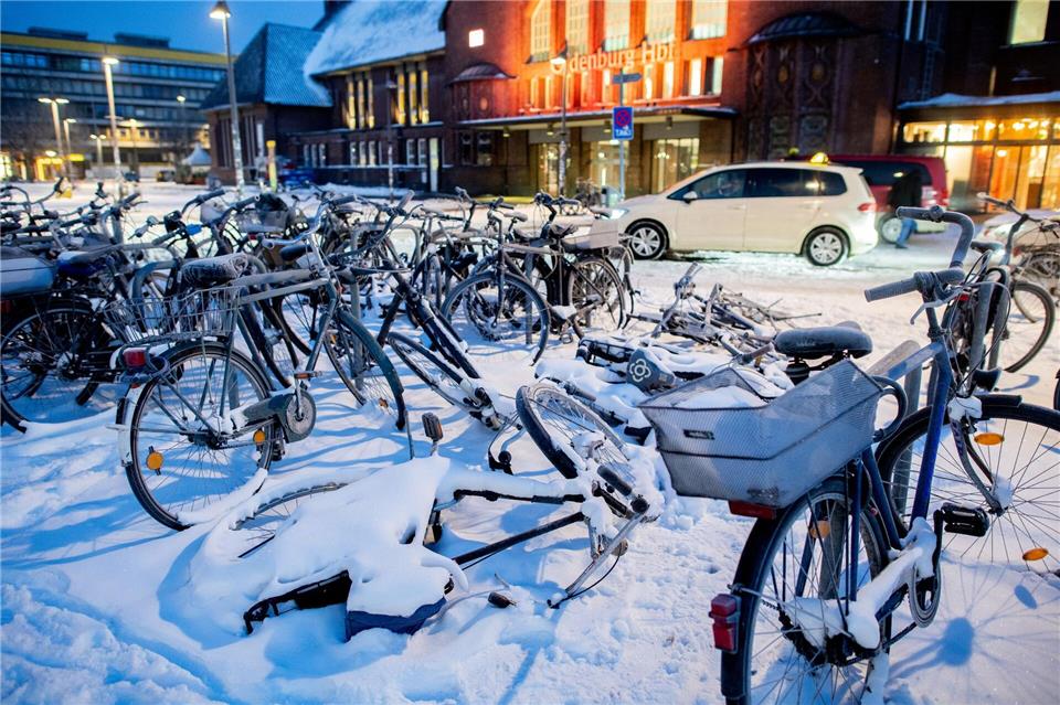 Wer draußen unterwegs ist, muss wegen des eisigen Winterwetters weiter vorsichtig sein. Hauke-Christian Dittrich/dpa